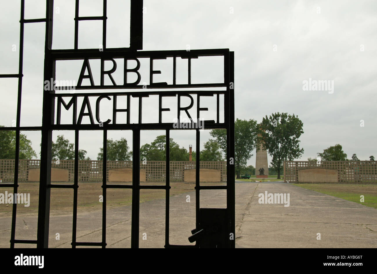 El 'Arbeit macht frei' ('el trabajo trae libertad") en la puerta de entrada al antiguo campo de concentración nazi de Sachsenhausen. Foto de stock