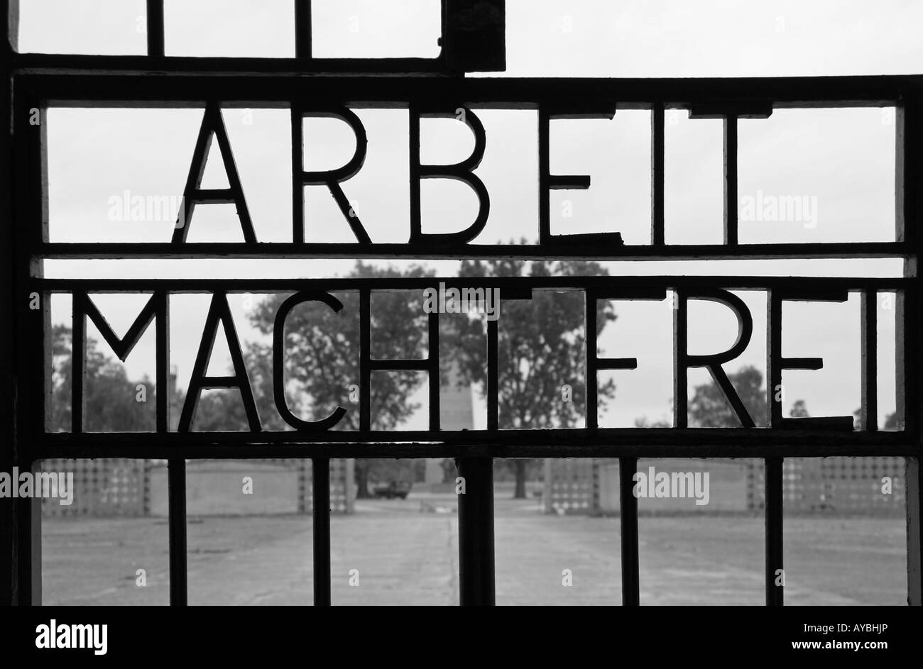 El 'Arbeit macht frei' ('el trabajo trae libertad") en la puerta de entrada al antiguo campo de concentración nazi de Sachsenhausen. Foto de stock