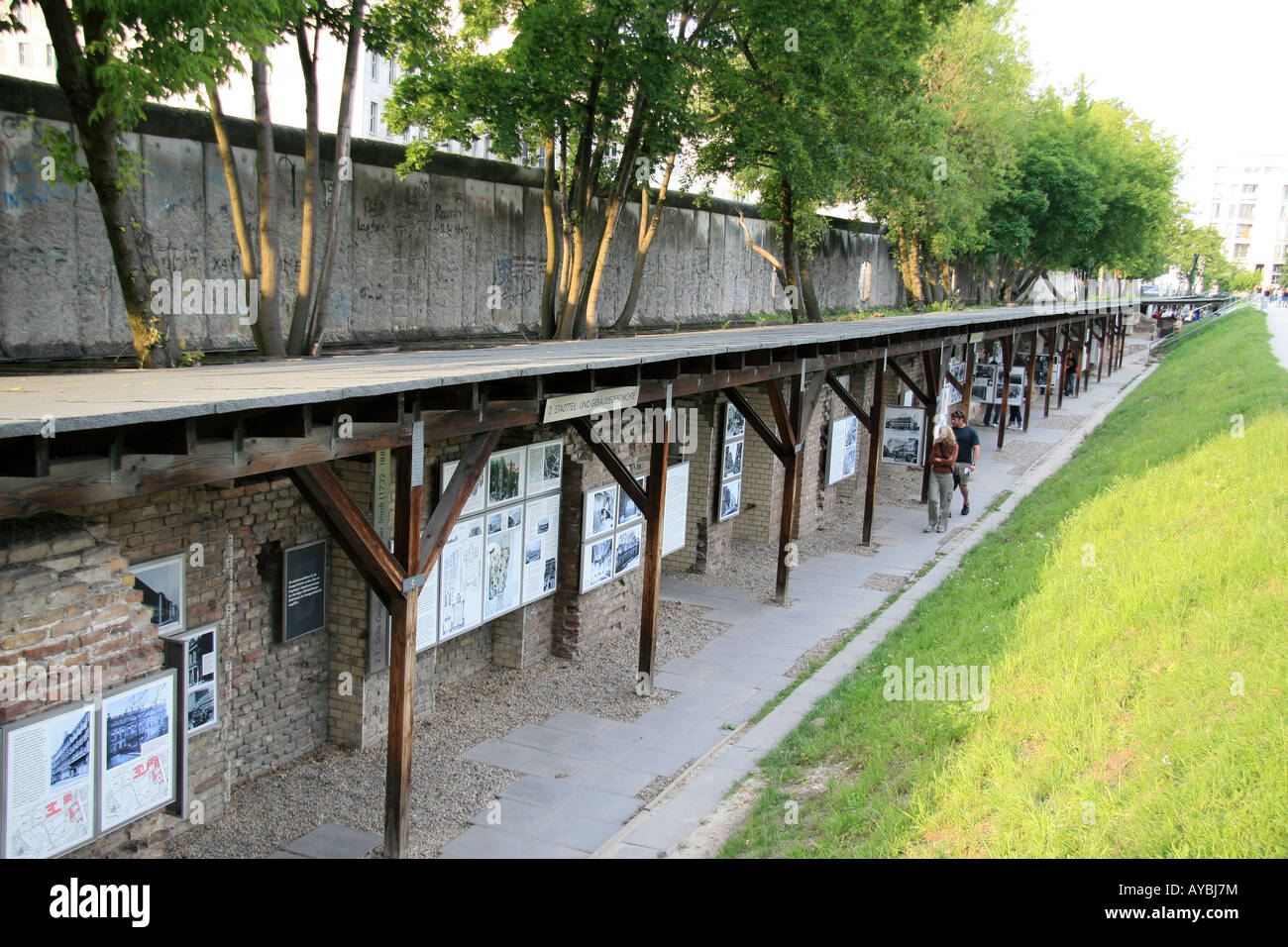 La Muralla de Berlín Niederkirchenstrasse y la Topografía del Terror en Berlín, Alemania. Foto de stock