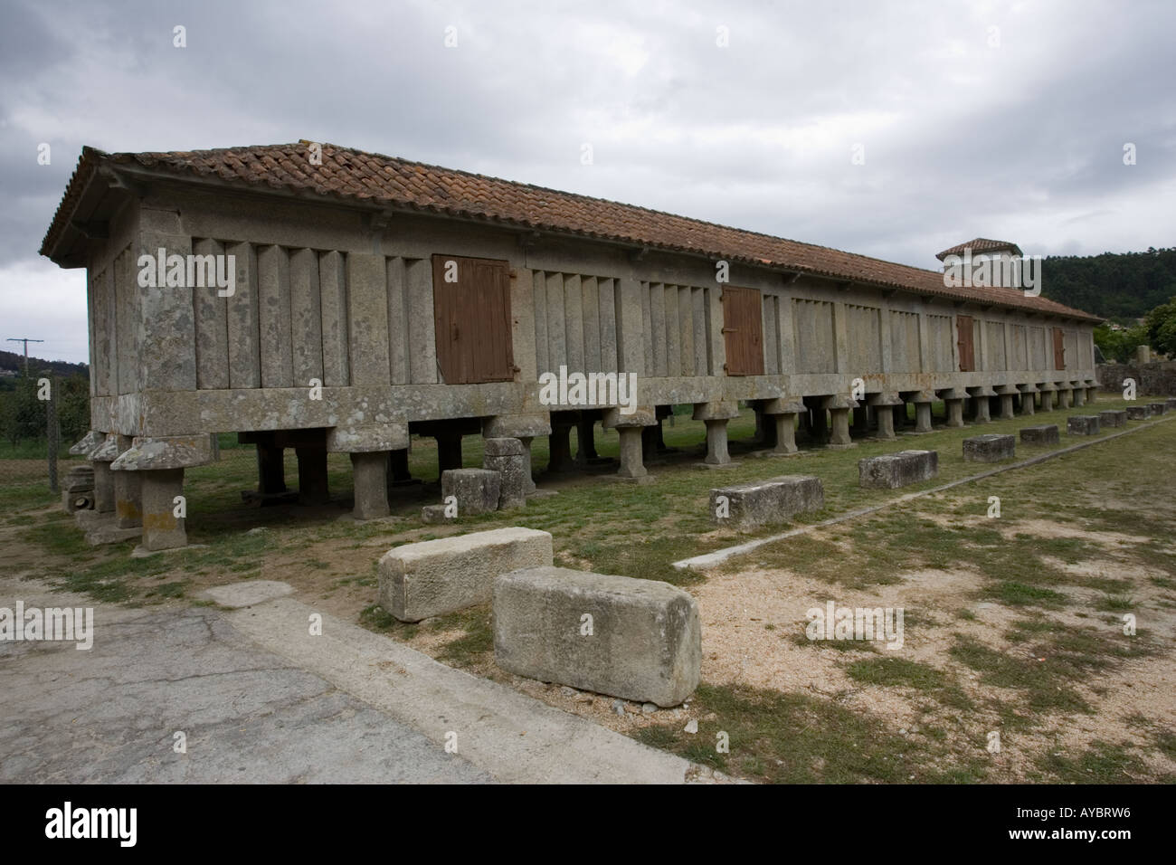 Hórreo más grande de Galicia en el monasterio benedictino de Poio España Foto de stock