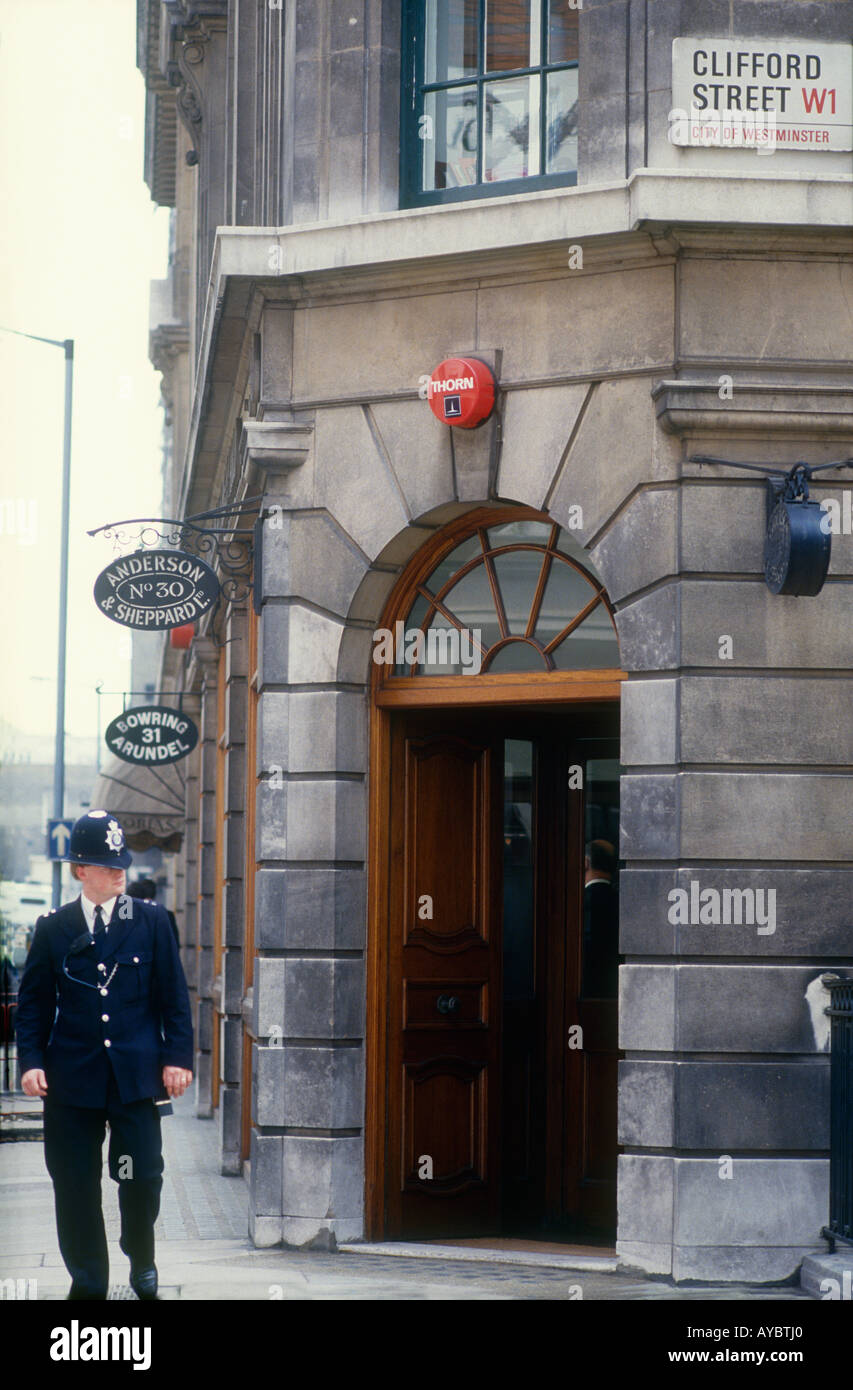 Policía Metropolitana en el compás en la exclusiva zona de Savile Row  histórico de Mayfair Fotografía de stock - Alamy