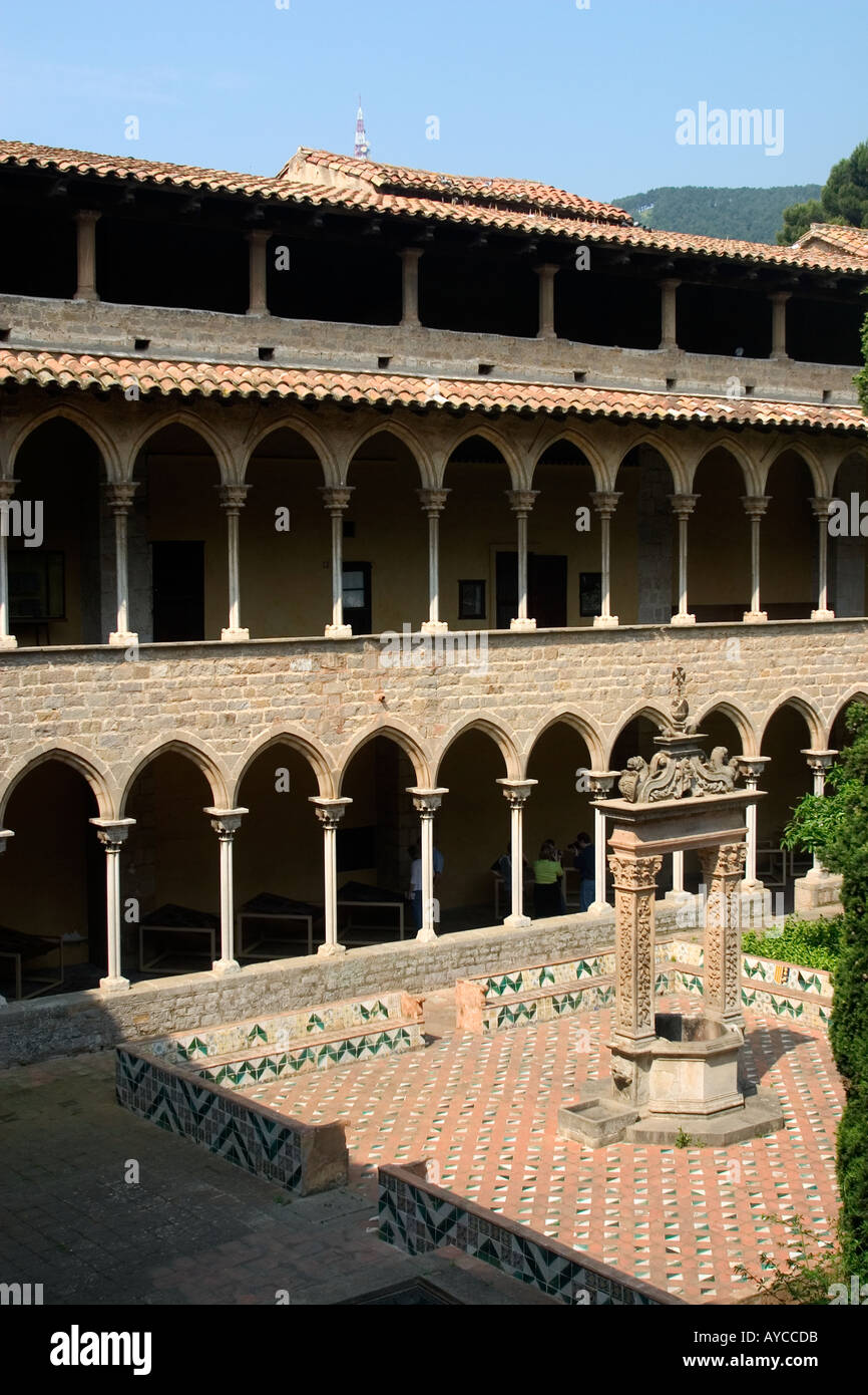 El Claustro Monastir de Pedralbes Barcelona España Foto de stock