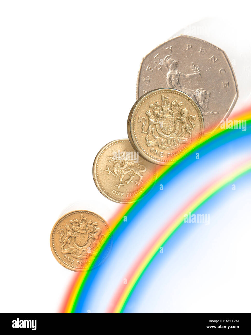 Los colores del arco iris y libras de oro bajando a sugerir la olla de oro al final del arco iris Foto de stock