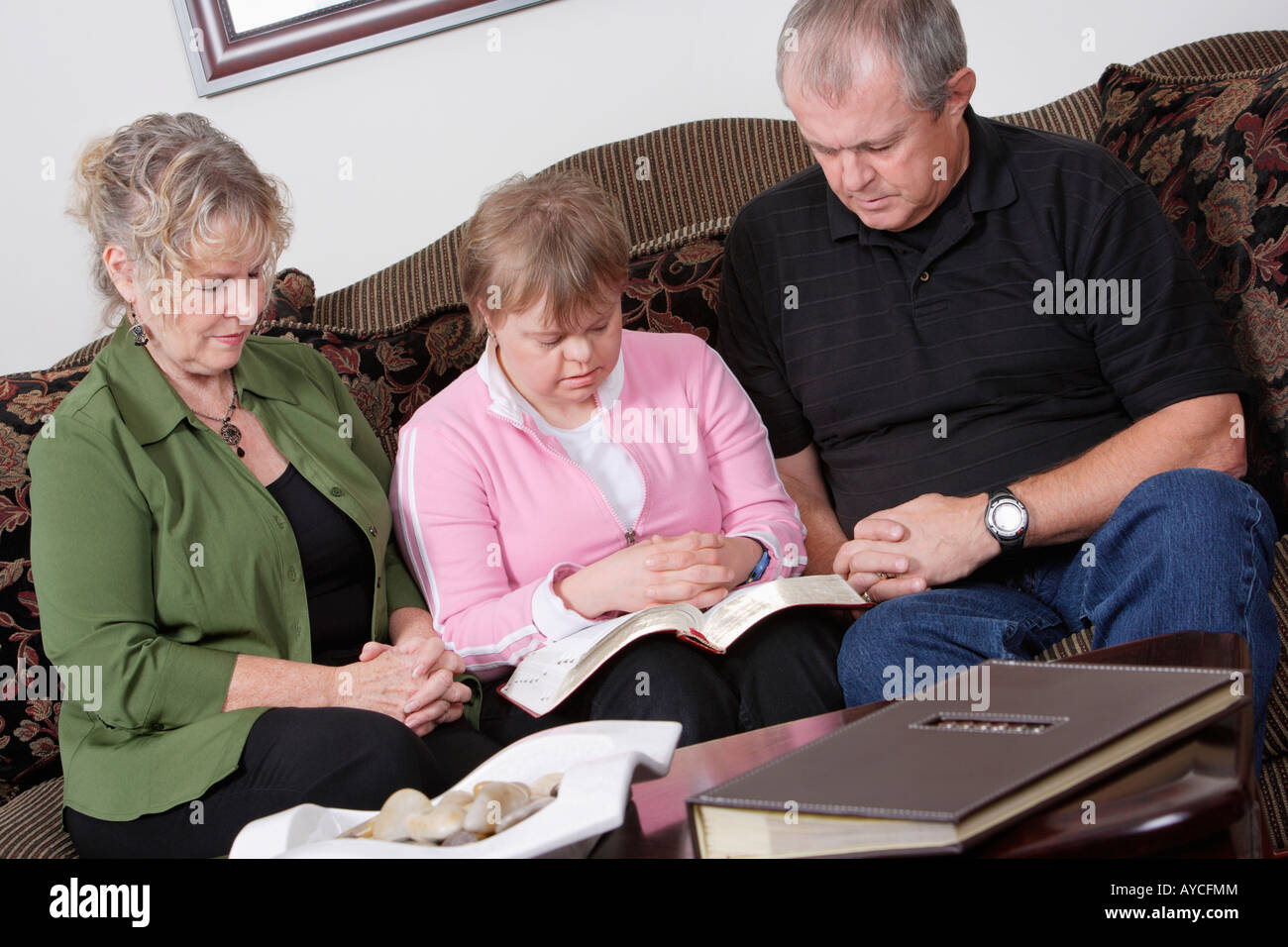 Familia orando juntos Fotografía de stock Alamy