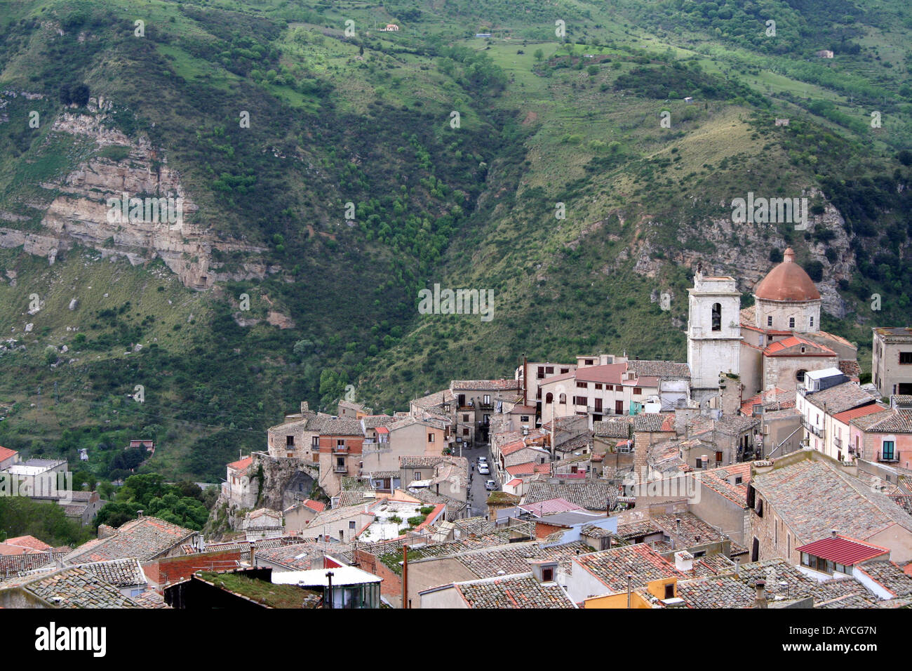 La encantadora ciudad de Petralia Sottana en Sicilia de la piedra caliza y el parque de las Madonie montañas protegidas Foto de stock