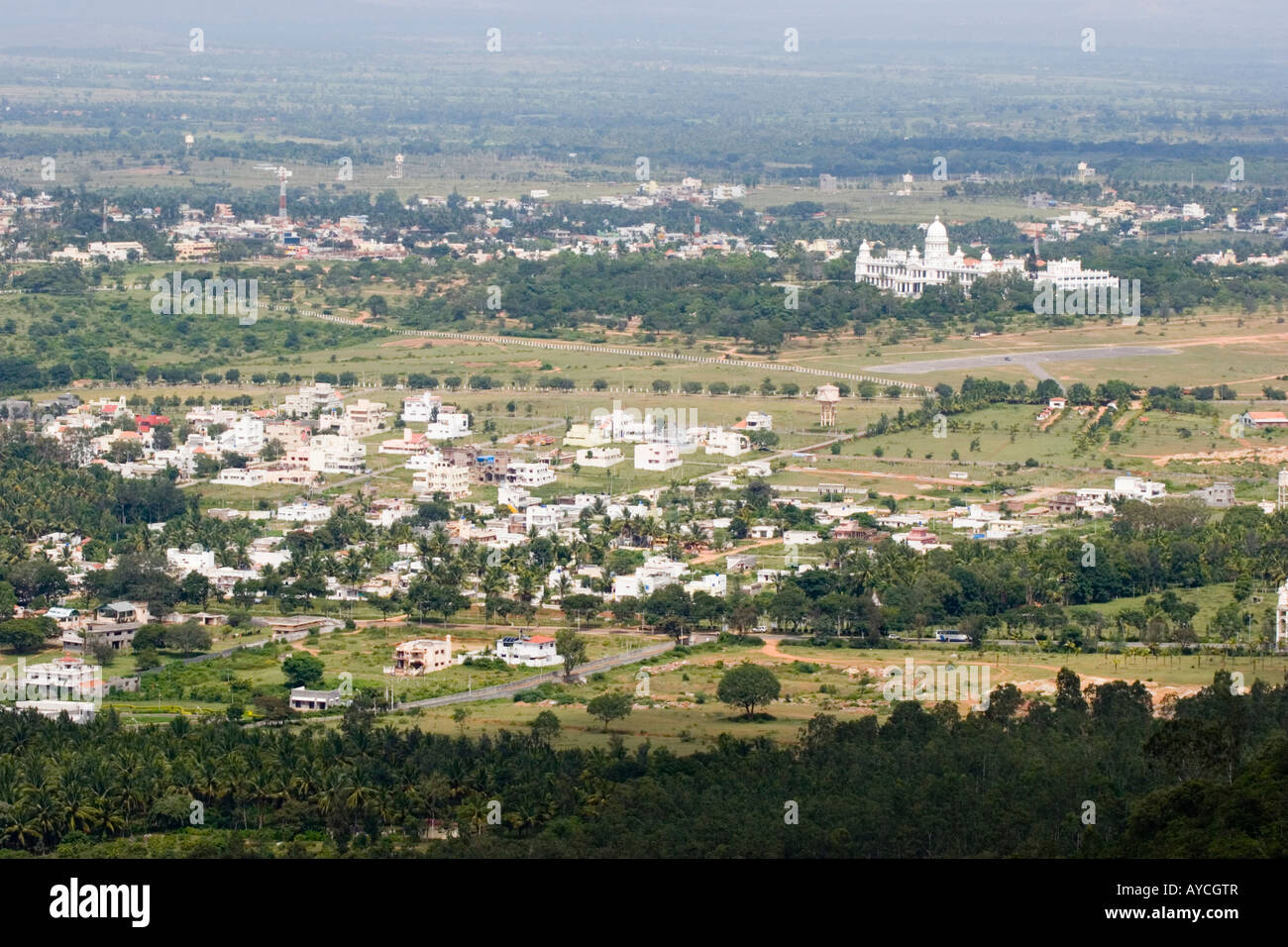 Vista panorámica de la ciudad de Mysore desde las cercanas colinas Chamundi en India Foto de stock