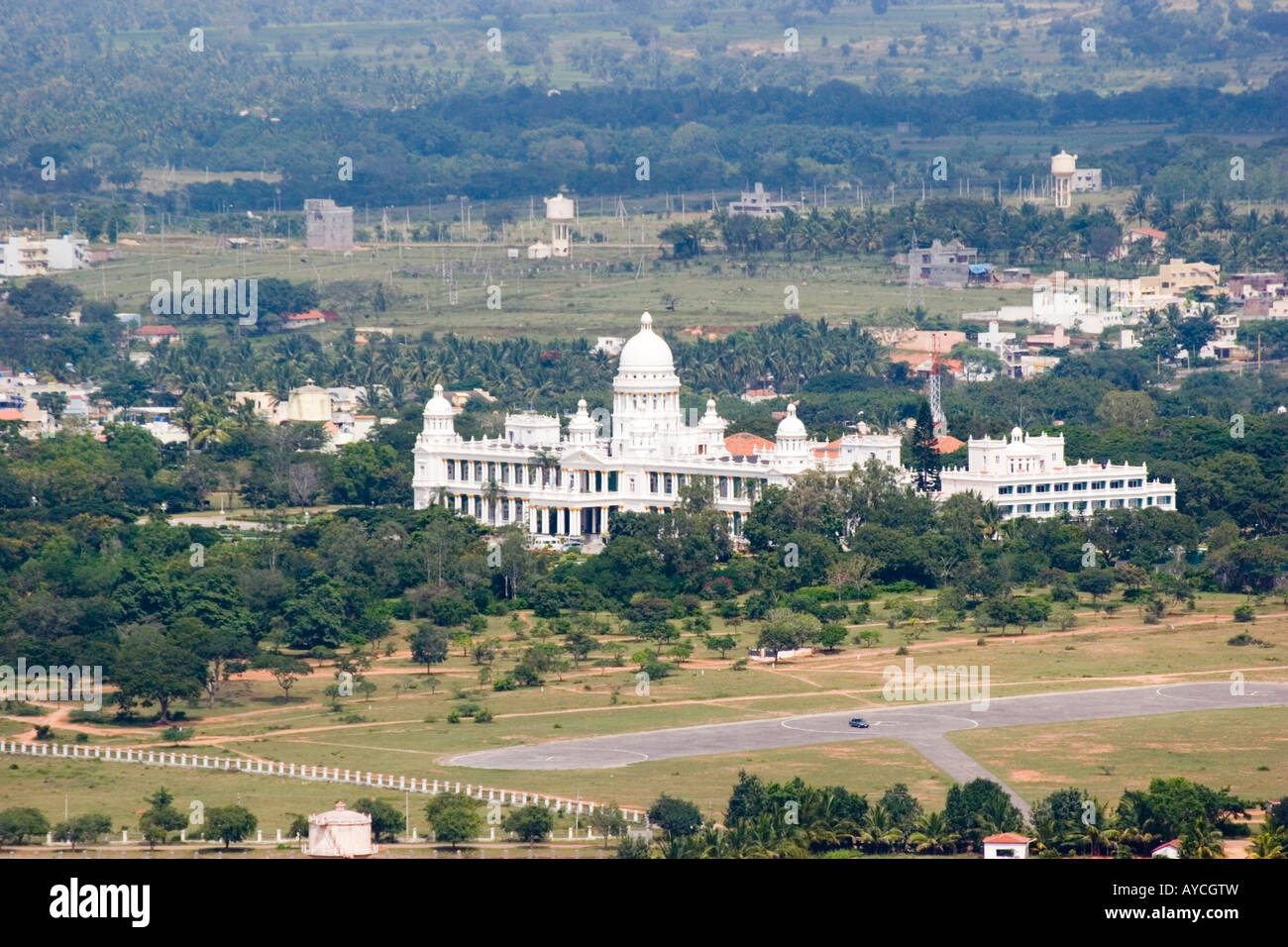 Vista panorámica de la ciudad de Mysore desde las cercanas colinas Chamundi en India Foto de stock
