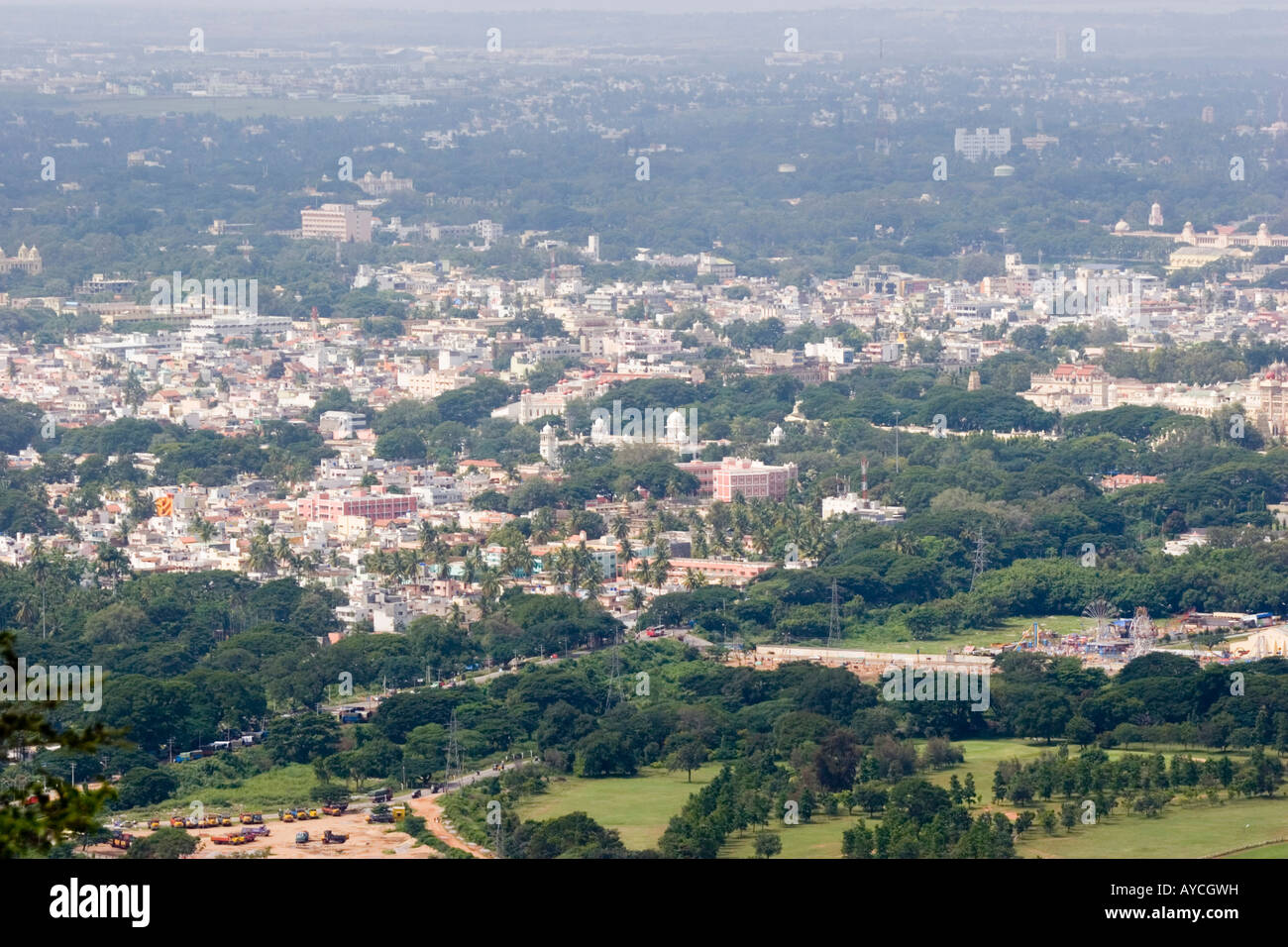 Vista panorámica de la ciudad de Mysore desde las cercanas colinas Chamundi en India Foto de stock