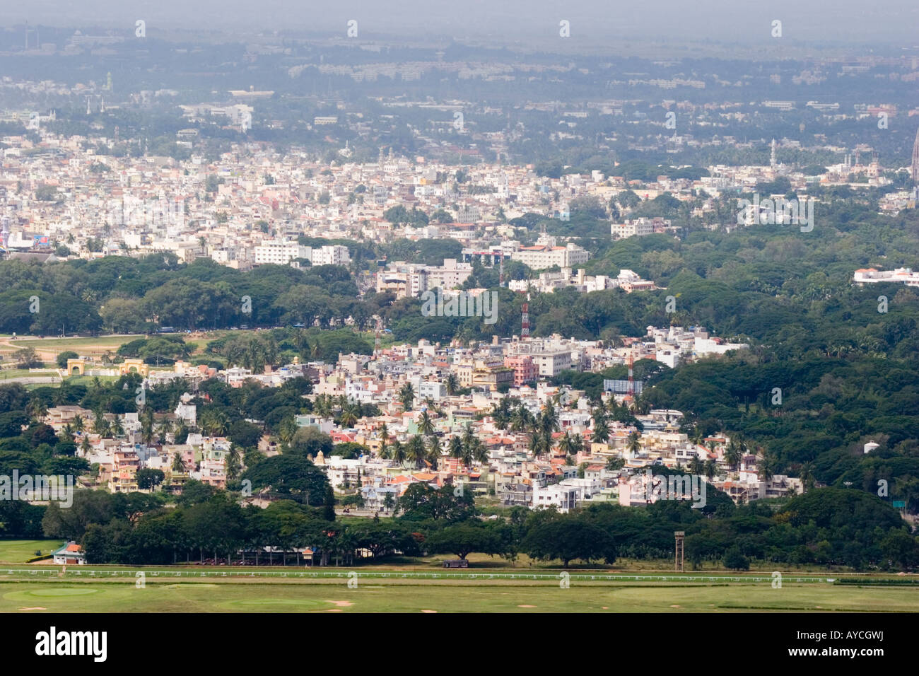 Vista panorámica de la ciudad de Mysore desde las cercanas colinas Chamundi en India Foto de stock