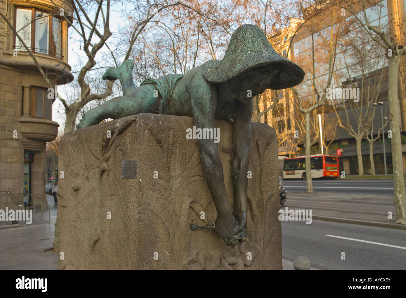 Escultura de un chico de ingenio una rana en la Avinguda Diagonal en Barcelona en una mañana de febrero Foto de stock