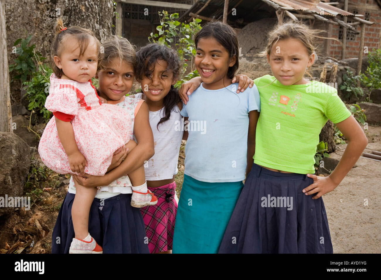Cinco niñas, hermanas y amigos - en la Isla de Ometepe, Nicaragua. Foto de stock