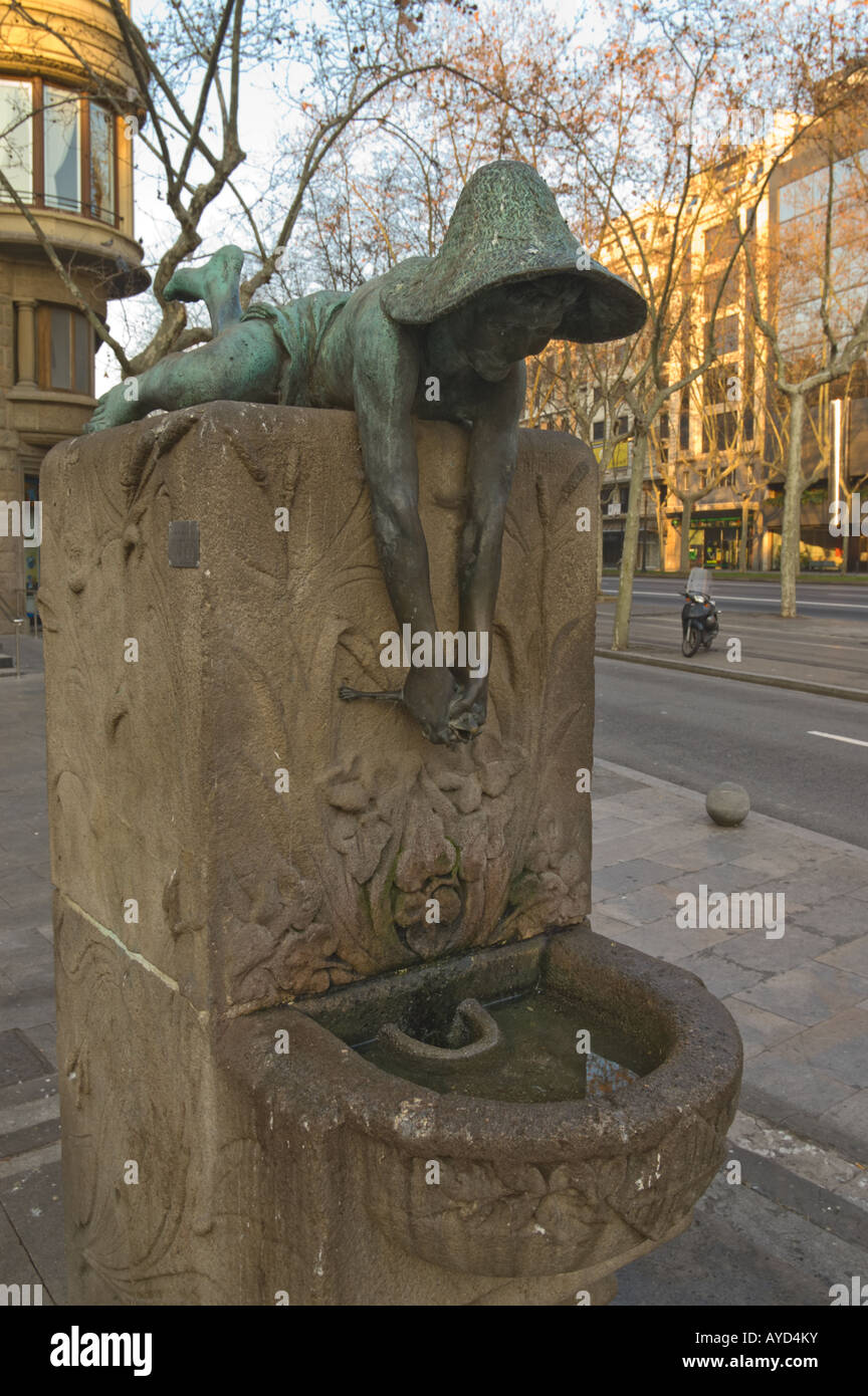 Escultura de un chico de ingenio una rana en la Avinguda Diagonal en Barcelona en una mañana de febrero Foto de stock