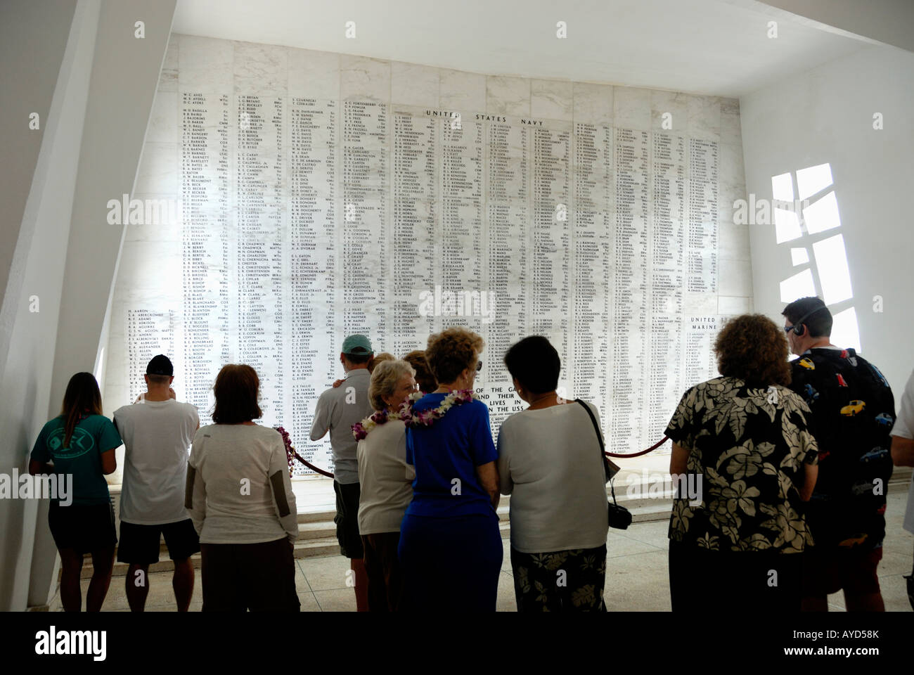 Los visitantes rendir homenaje en el Santuario USS Arizona Memorial en Pearl Harbor, en la isla de O'ahu Hawaii Foto de stock