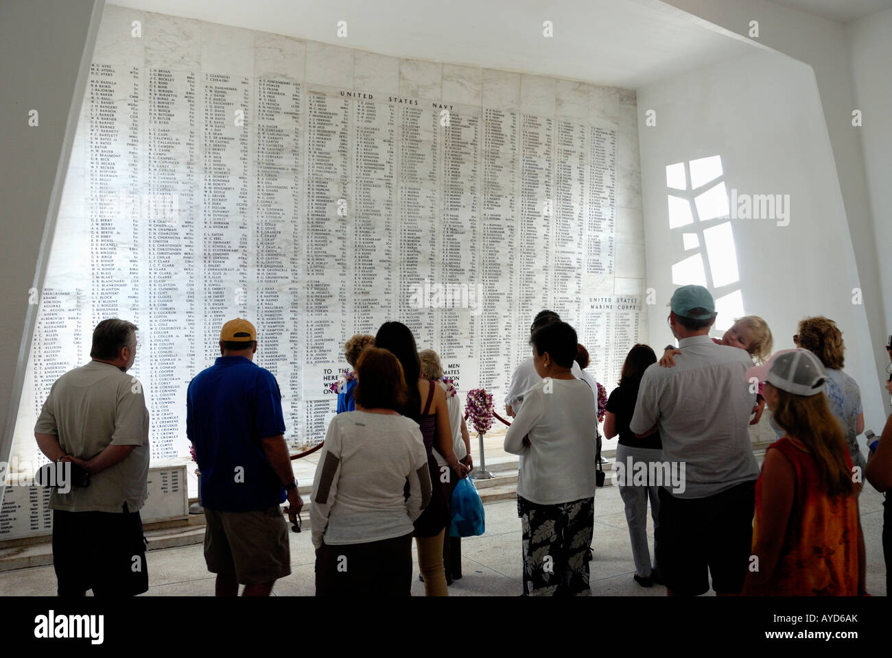 Los visitantes rendir homenaje en el santuario USS Arizona Memorial en Pearl Harbor, en la isla de O'ahu Hawaii Foto de stock