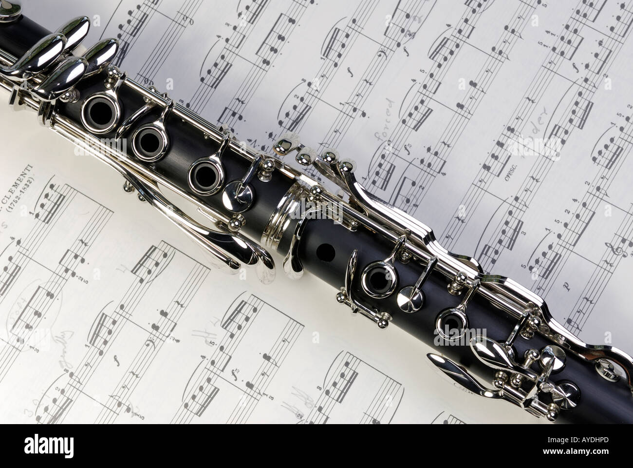 Boehm instrumento musical reed en una hoja de notas musicales