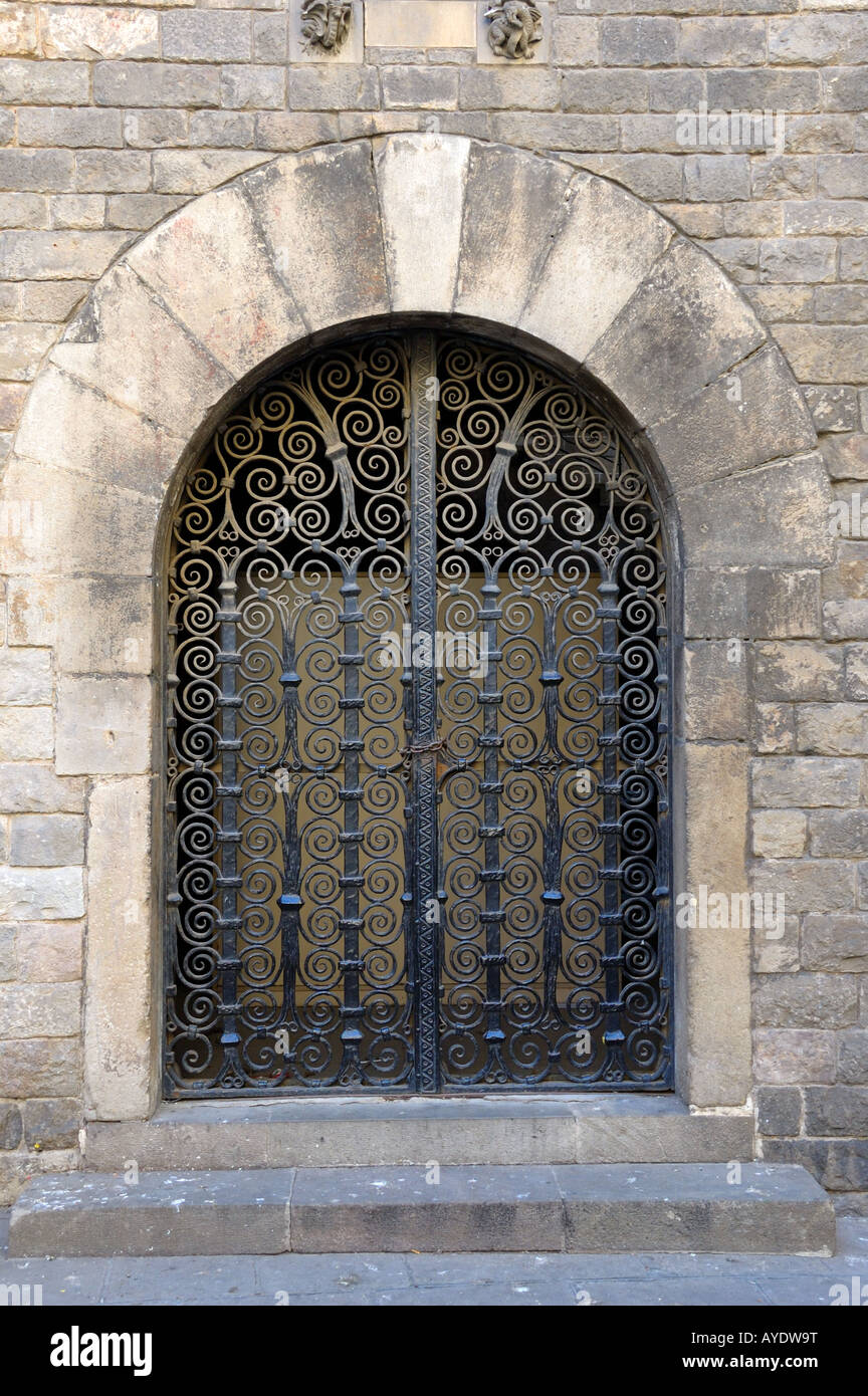 Puertas de hierro forjado en el barrio histórico de la ciudad. Barcelona,  España Fotografía de stock - Alamy