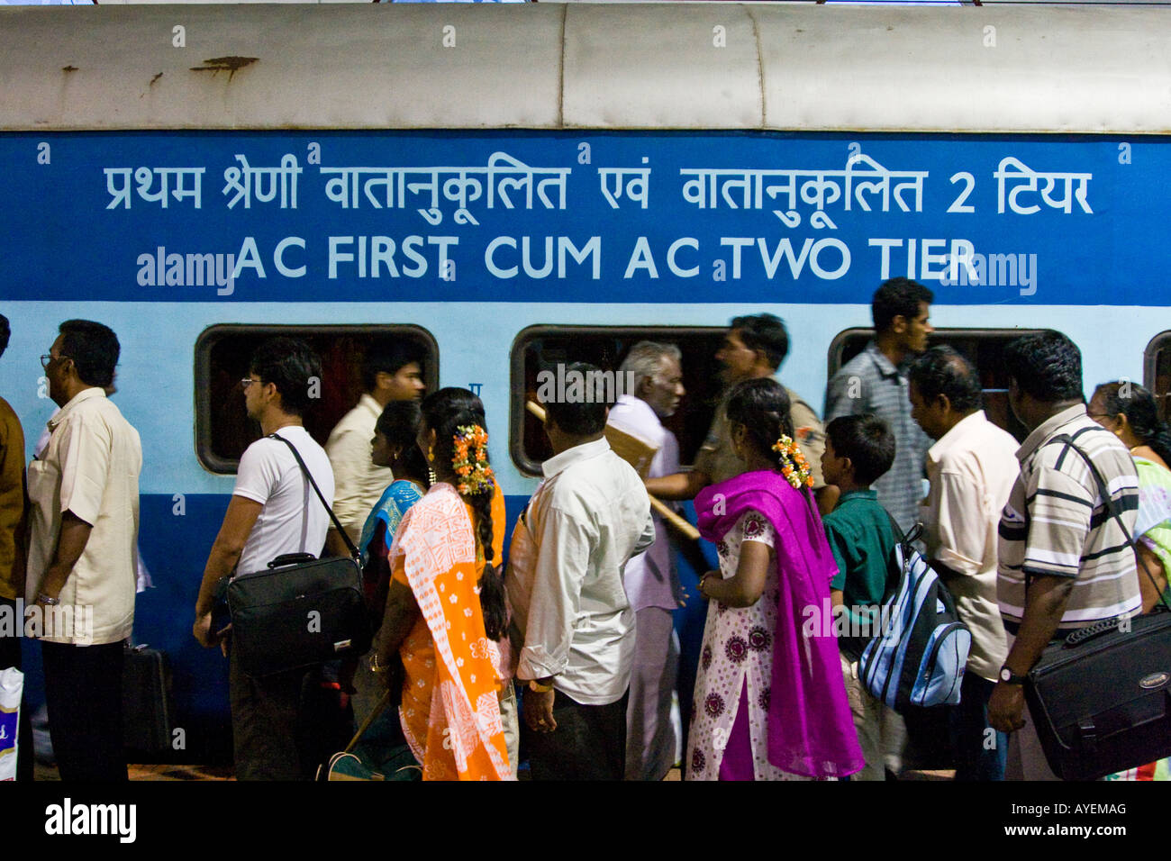Tramo AC 2 compartimento de tren en Chennai, India del Sur Foto de stock