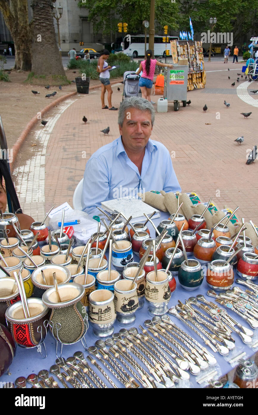 Vendedores ambulantes vendiendo mate tazas en Buenos Aires Argentina Foto de stock