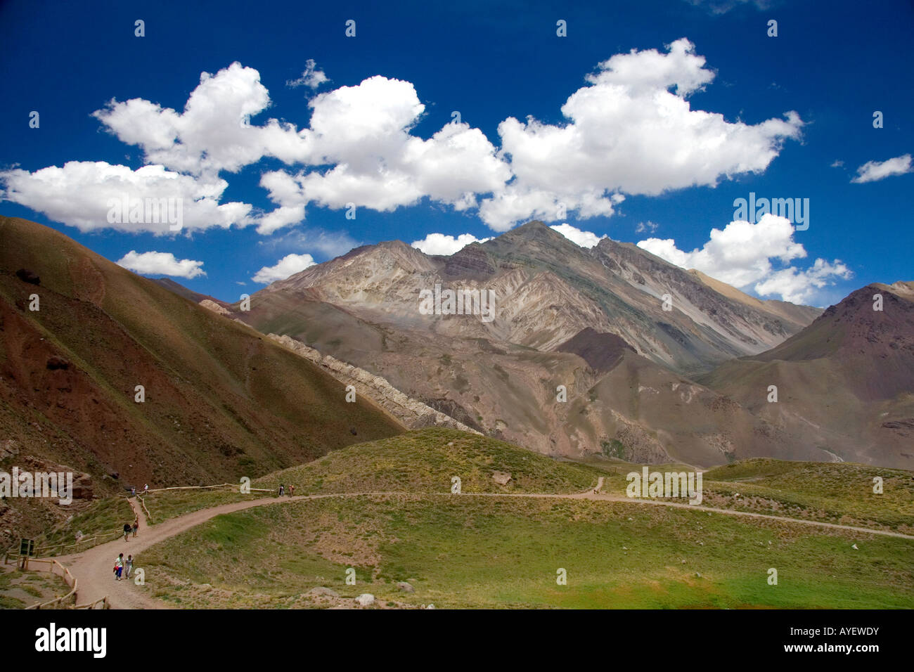 La gente camina por un sendero en la Cordillera de Los Andes, Argentina Foto de stock