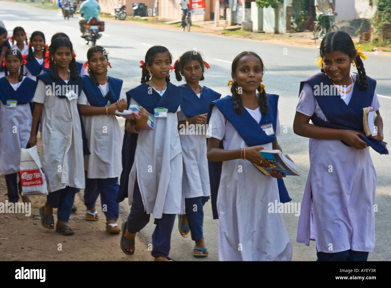 Las Colegialas Indio En Su Camino A La Escuela En Tamil Nadu En El Sur De La India Fotografía 