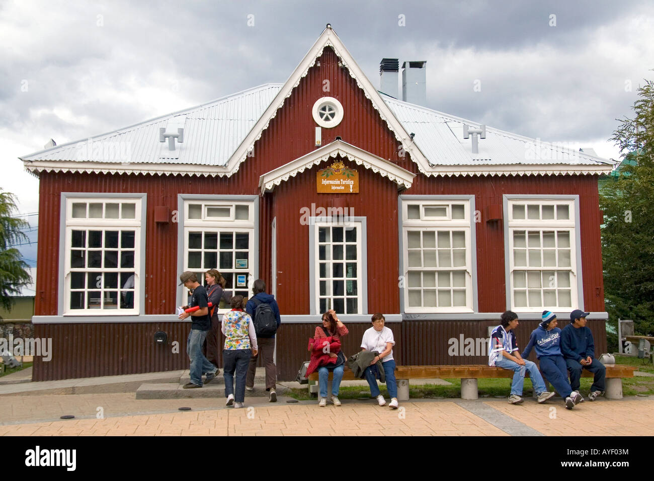 La gente en frente del edificio de información turística en Ushuaia, en la isla de Tierra del Fuego, Argentina Foto de stock