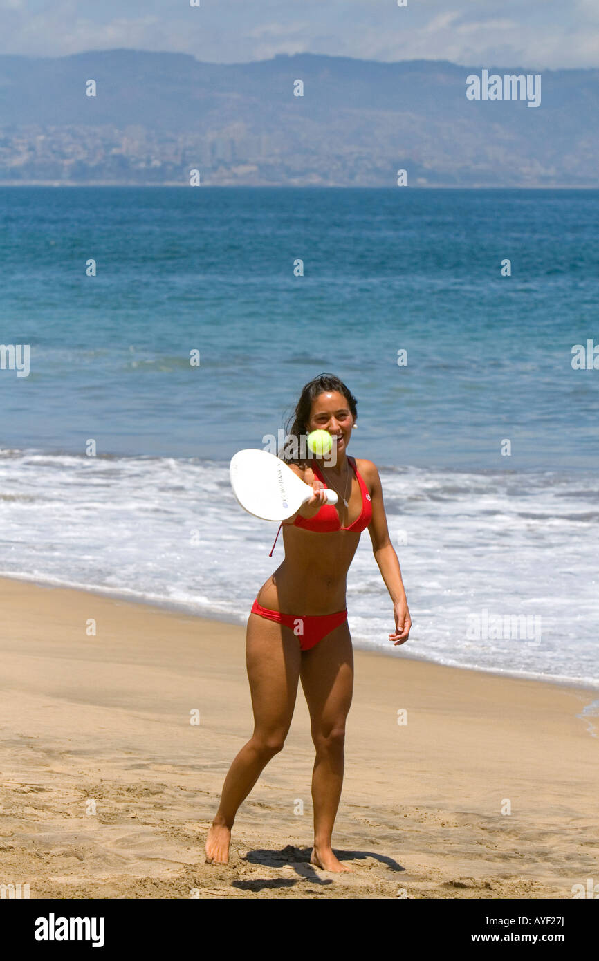 Mujer jugando pelota paleta en la playa en Renaca sobre el Océano Pacífico  en Chile Fotografía de stock - Alamy