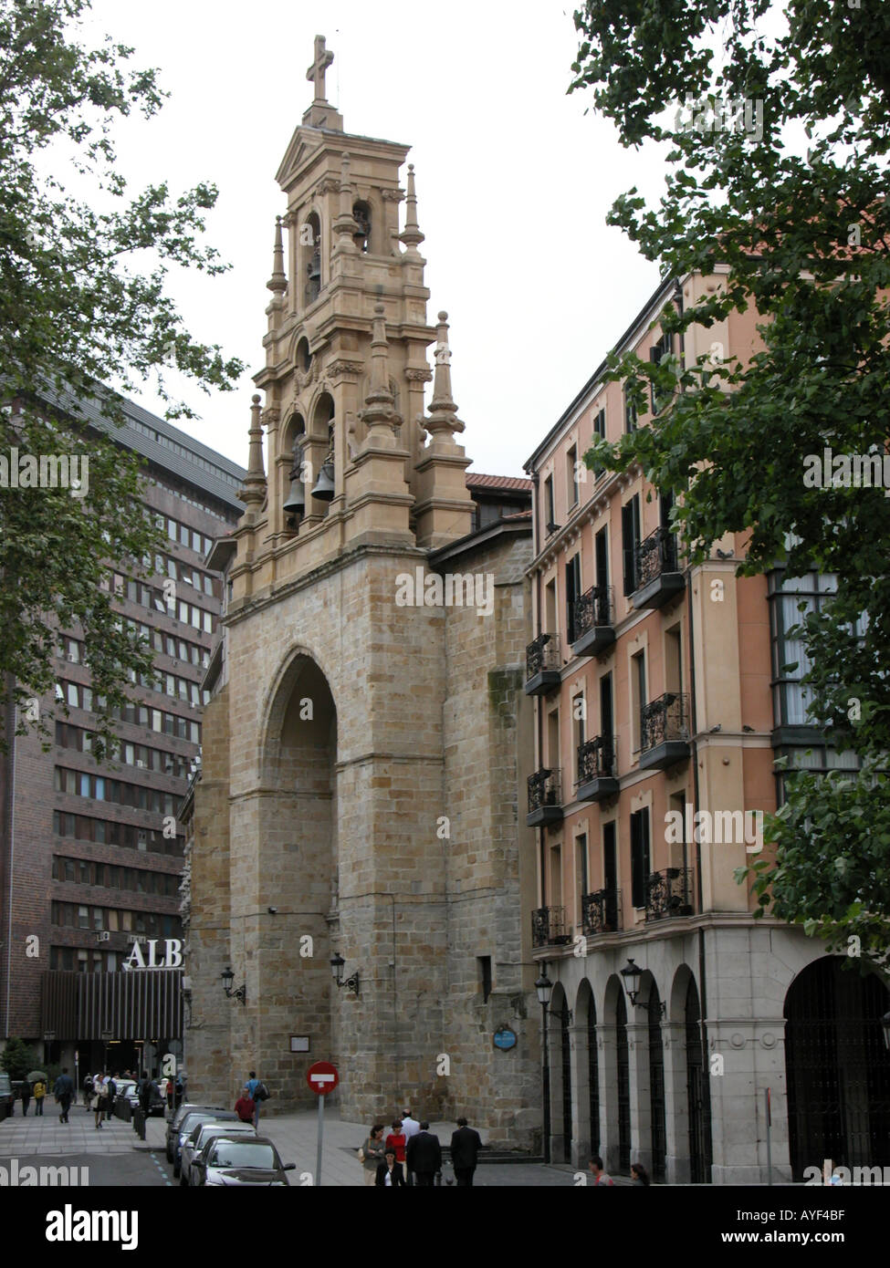 Una iglesia cerca de Jardines de Albia en Bilbao España Foto de stock