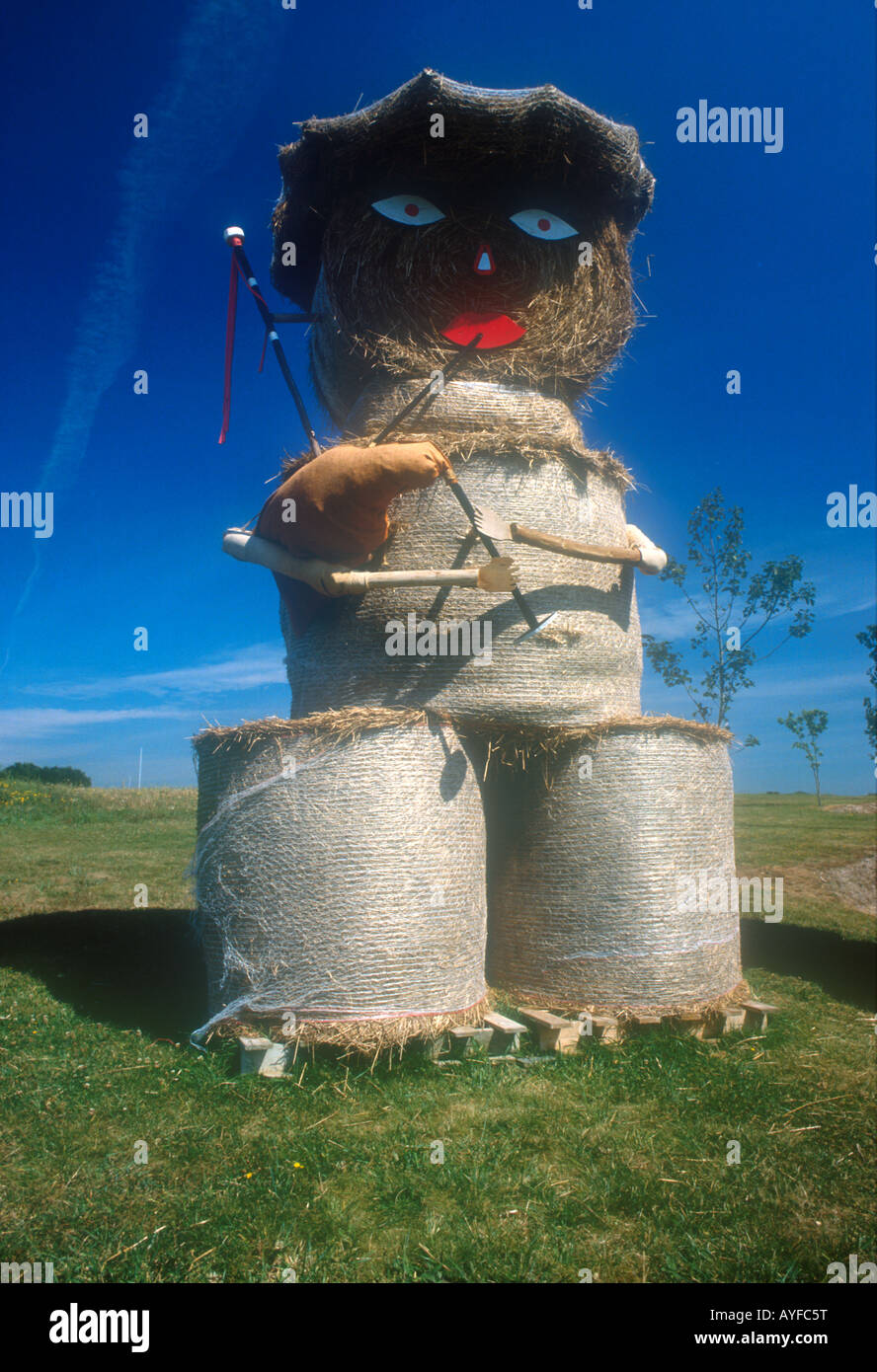 El Espantapájaros de bola de heno con gaita Foto de stock