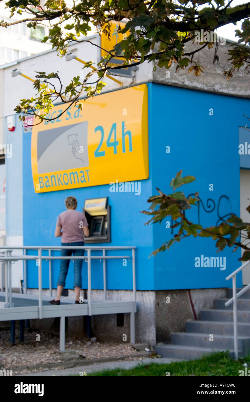 Bankomat polaco de auto-servicio de cajero automático ATM. Lodz, Polonia Central Foto de stock