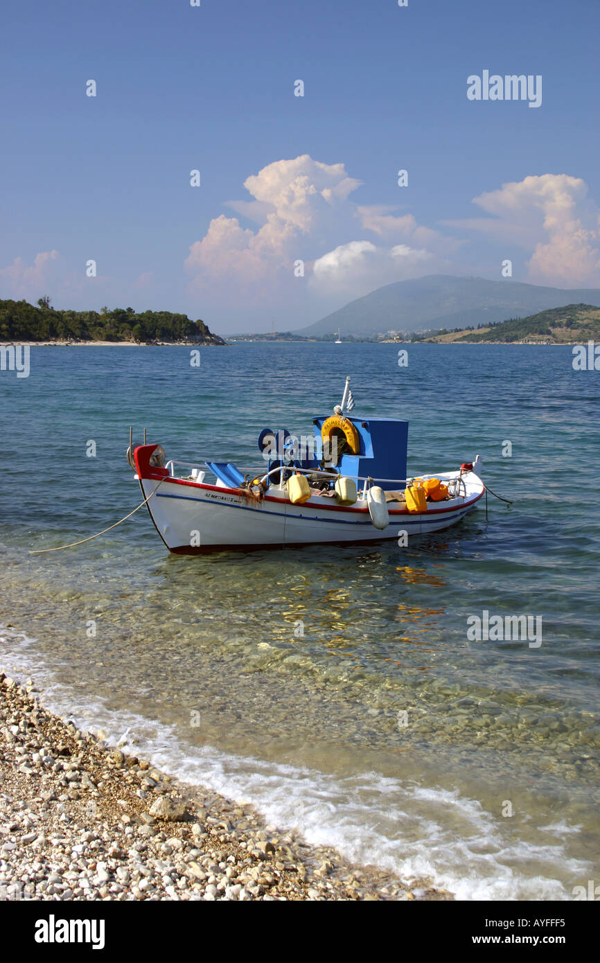 Barco de Pesca, Mar Jónico, Nidri, Lefkada, Lefkas, isla jónica Griega, Grecia, UE, Unión Europea Europa. Foto de stock