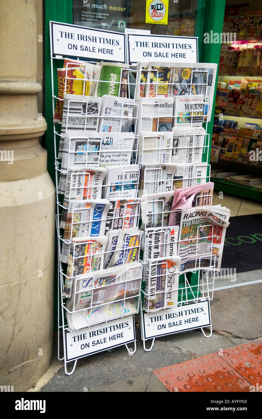 Periódicos internacionales en un quiosco de prensa del Manchester, RU Foto de stock