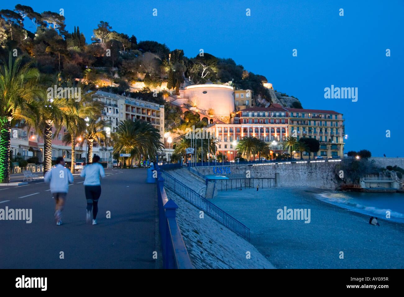 Dos personas trotar en la noche en Niza, en el sur de Francia Foto de stock