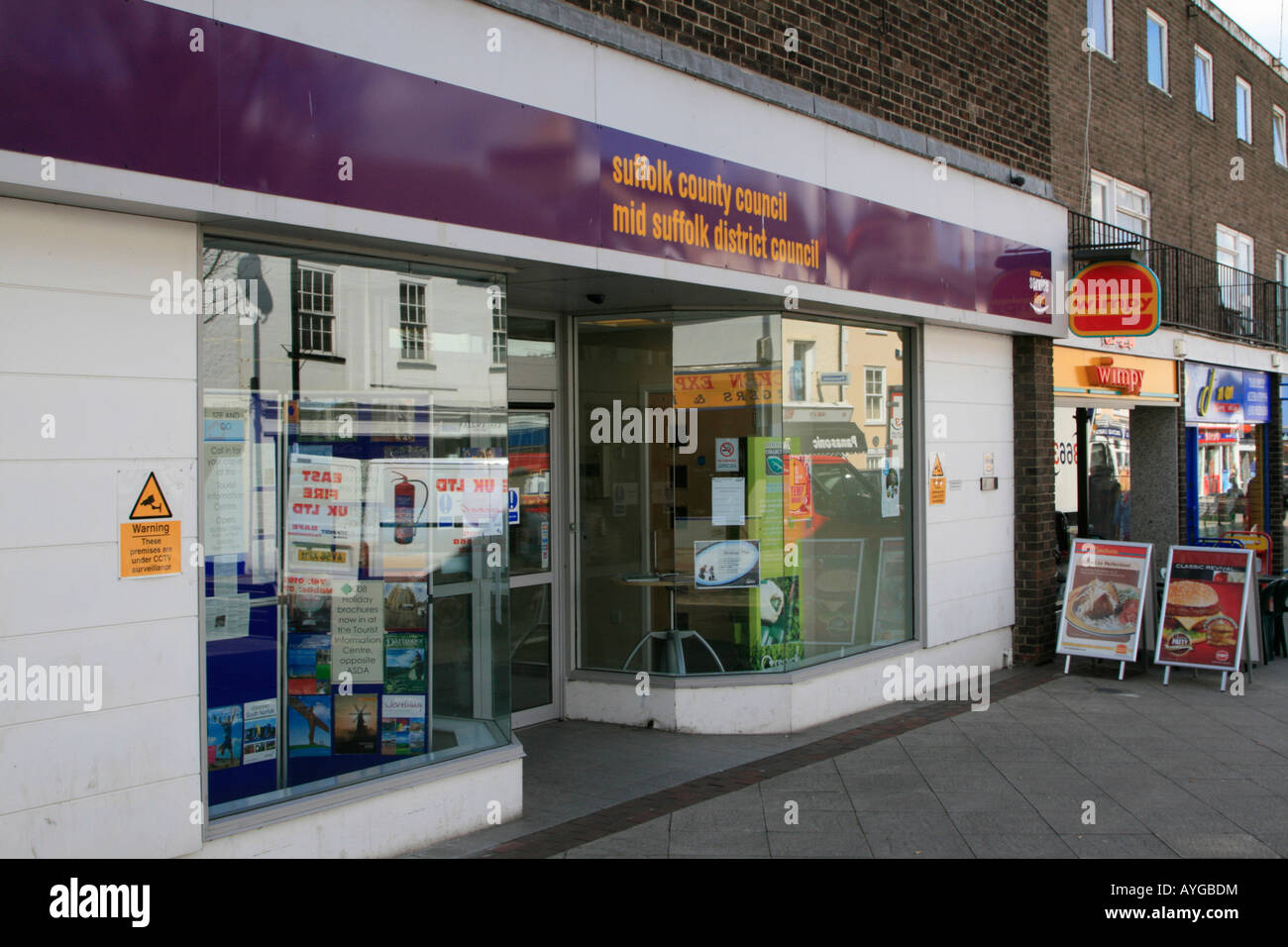 Las oficinas del Consejo de Suffolk County Stowmarket mercado pequeño centro ciudad alta tiendas de la calle Suffolk Inglaterra GB Foto de stock