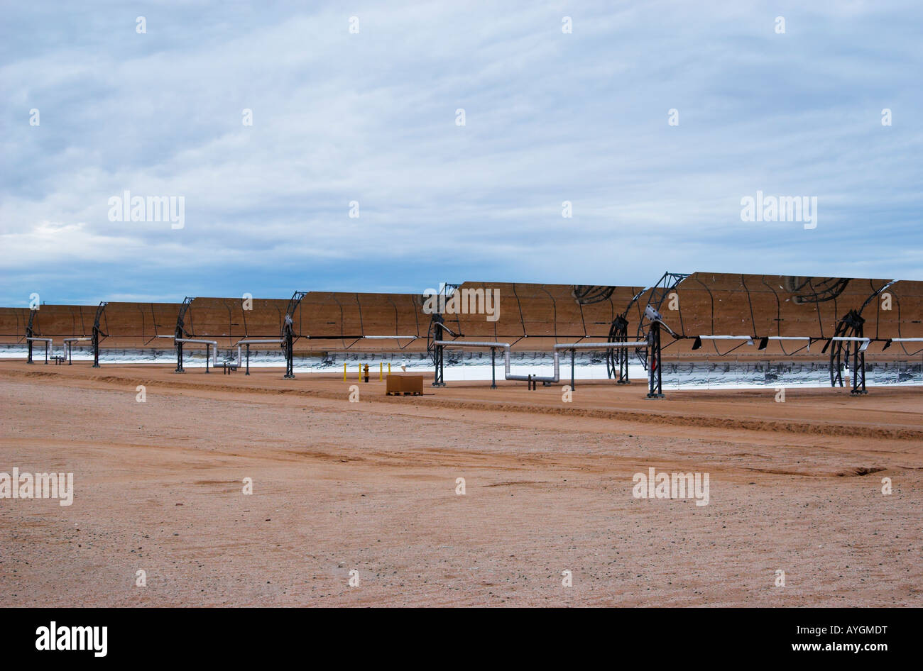 Los sistemas de generación eléctrica Solar Power Plant en Harper Lake, el desierto de Mojave, California, EE.UU. Foto de stock