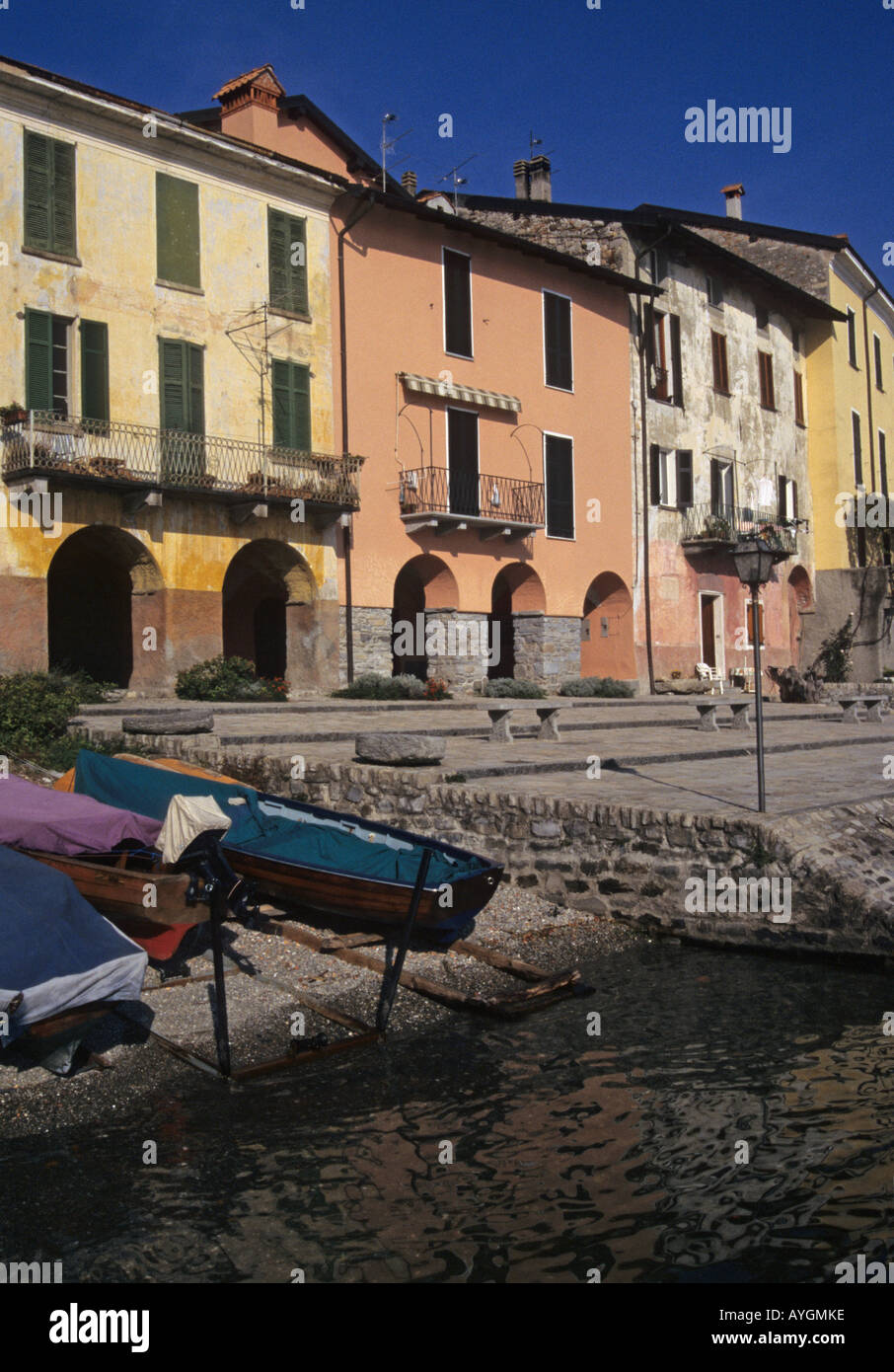La pequeña aldea de Santa Maria Rezzonico frente al Lago de Como Italia Foto de stock