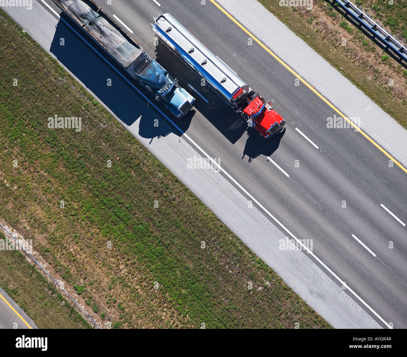 Vista aérea de camiones en la autopista Foto de stock