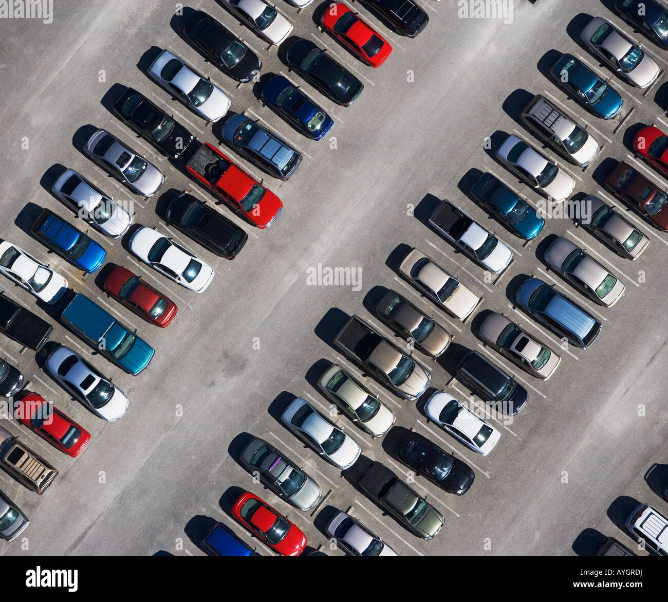 Vistas aéreas de los coches en el aparcamiento Foto de stock