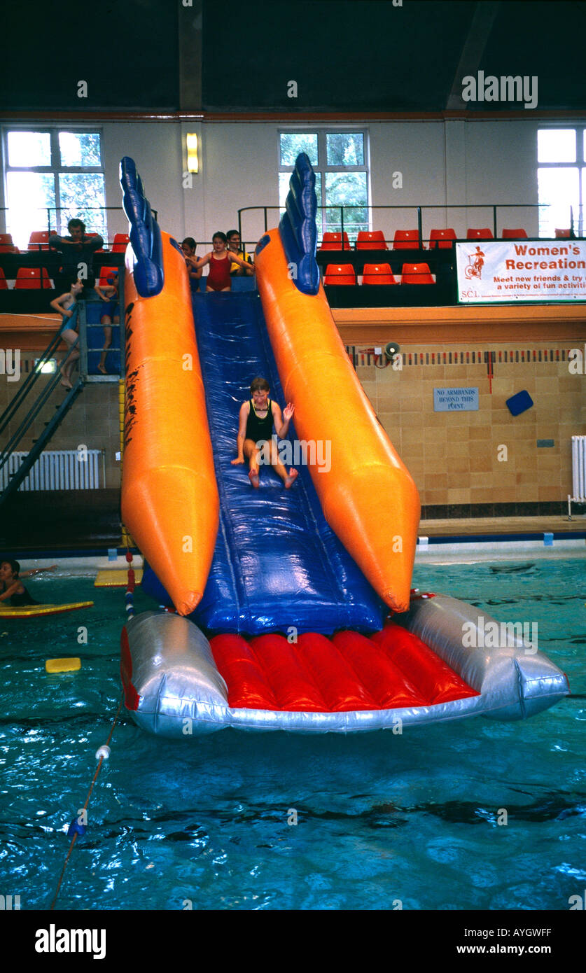 Fiesta de la piscina para niños con tobogán inflable en piscinas Fotografía  de stock - Alamy