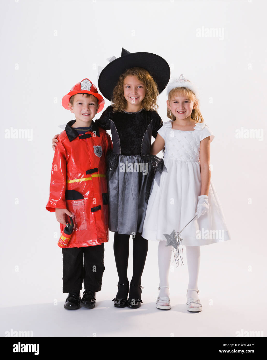Niños vestidos con disfraces de Halloween Fotografía de stock - Alamy