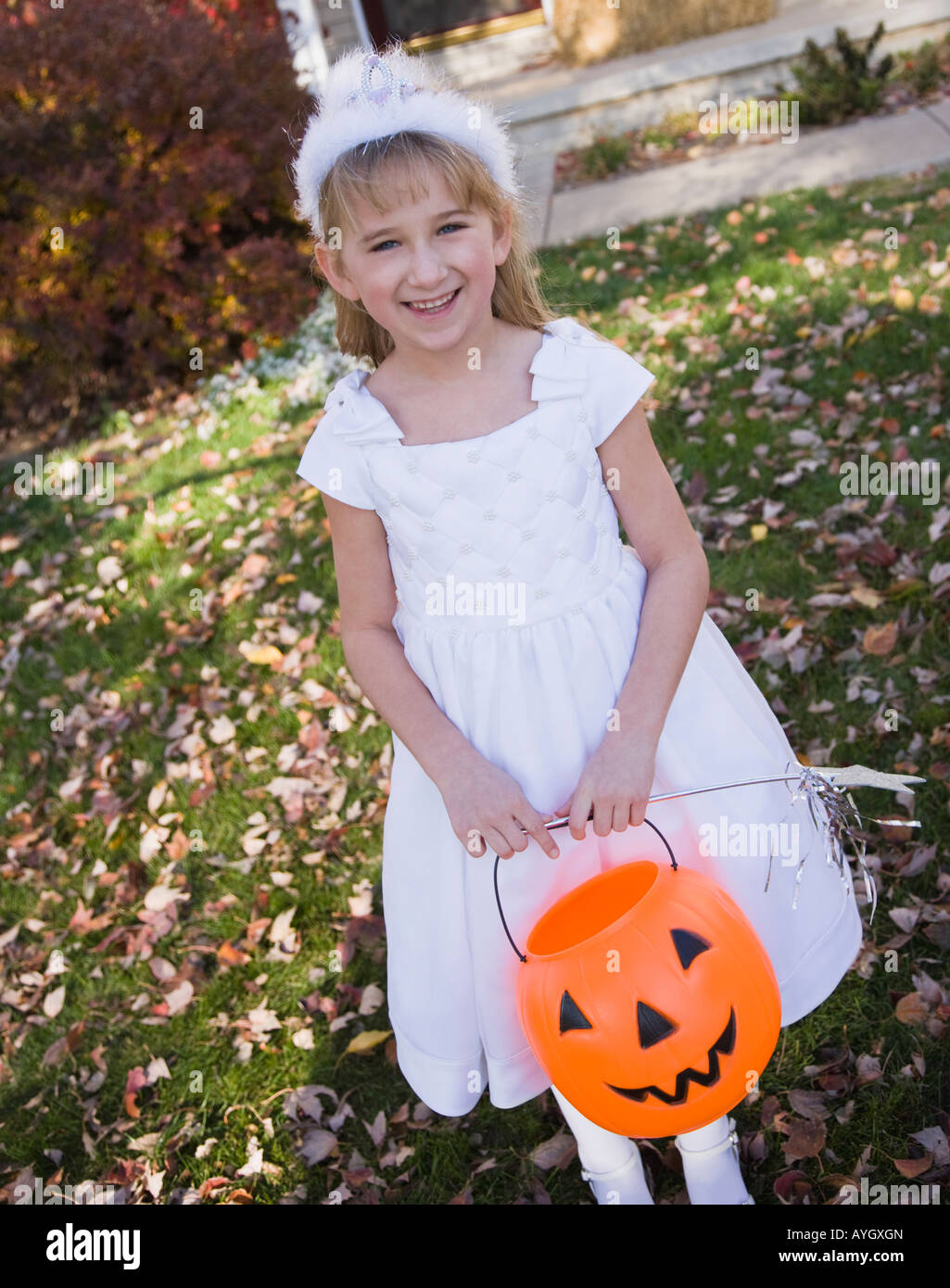Niña vestida de princesa disfraz de Halloween Fotografía de stock - Alamy