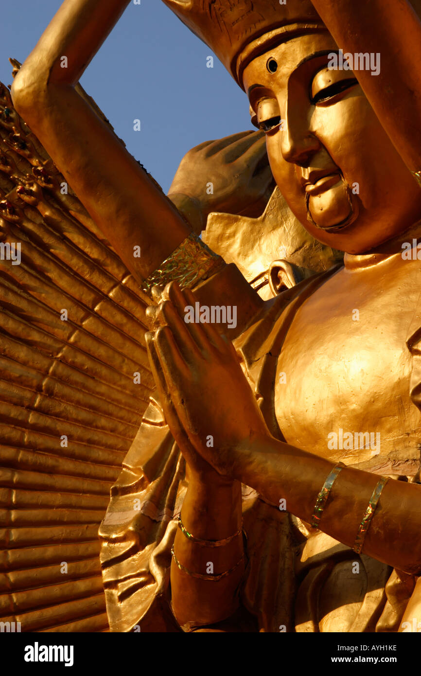 Manos de 1000 brazos Guan Yin Buddha en la oración Foto de stock