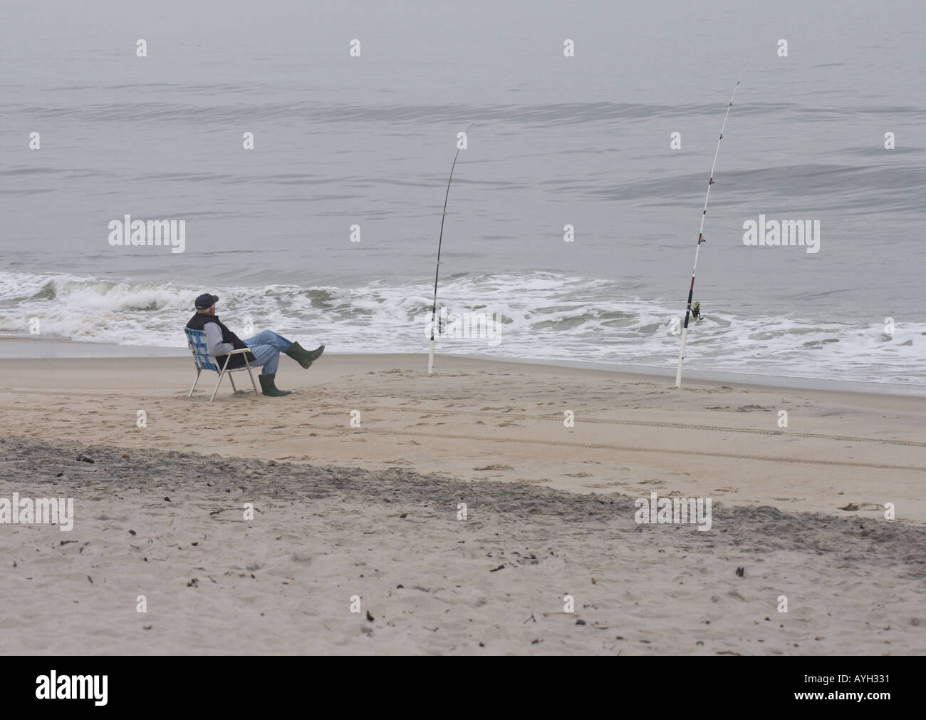 Un pescador con dos polos a lo largo de la costa oriental de los EE.UU. Foto de stock