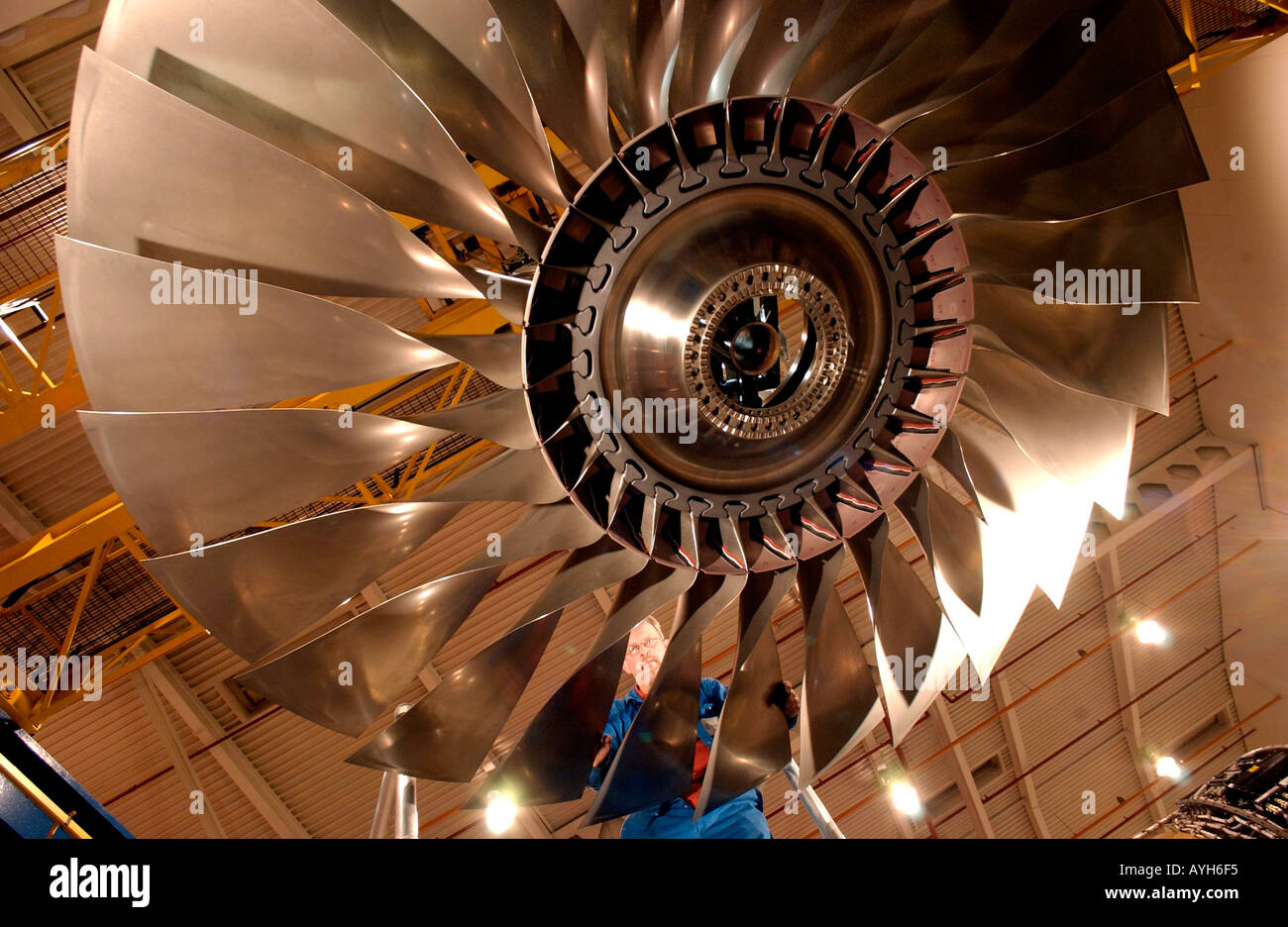 Rolls Royce motor nuevo montador de Línea de Ensamblaje y prueba, inspecciona la carcasa del ventilador del motor Trent 800 para un Boeing 777 Foto de stock