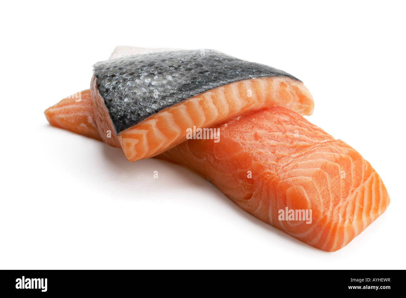 Los filetes de salmón sobre fondo blanco. Foto de stock