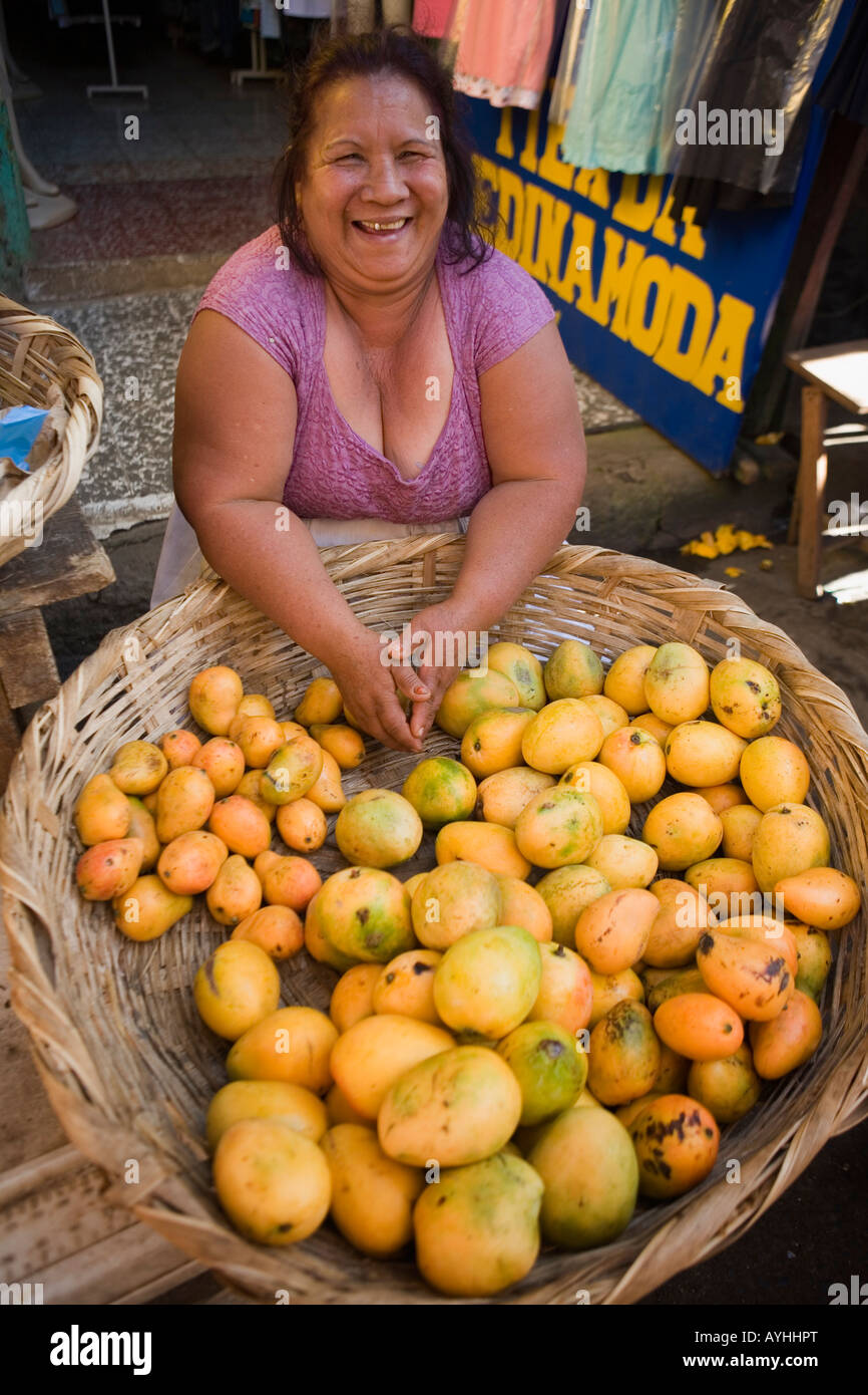 Mujer vendiendo mango e imágenes de alta resolución - Alamy