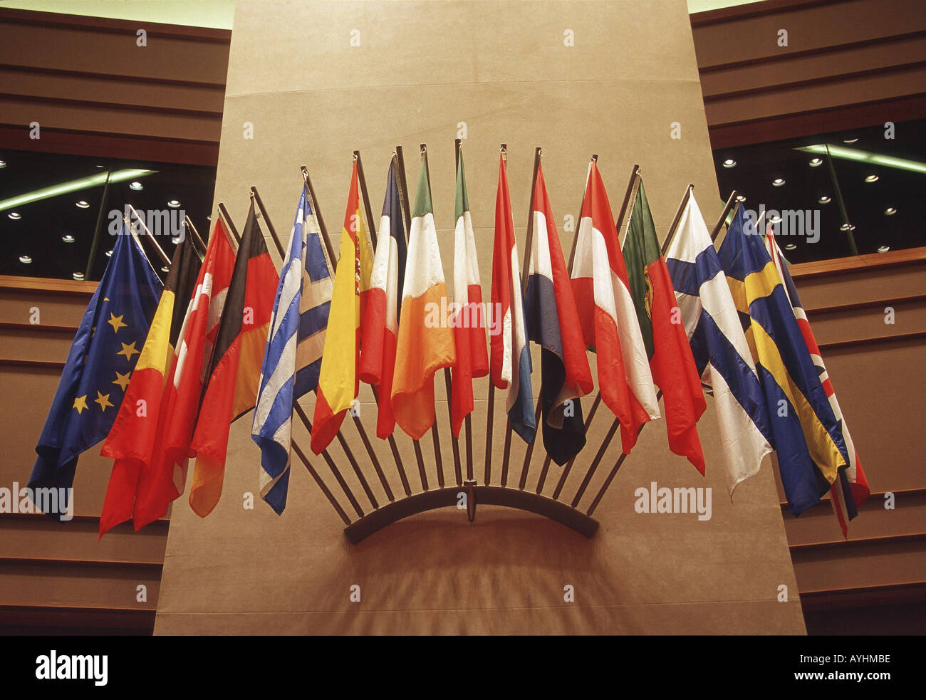 Fahnen der der Plenarsaal Bruessel Mitgliedstaaten UE Foto de stock