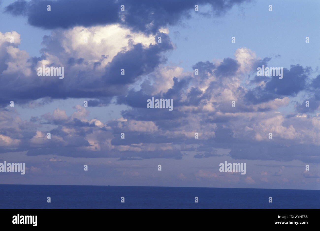 Wolken ueber dem bei Mittelmeer Gargano Italien Foto de stock