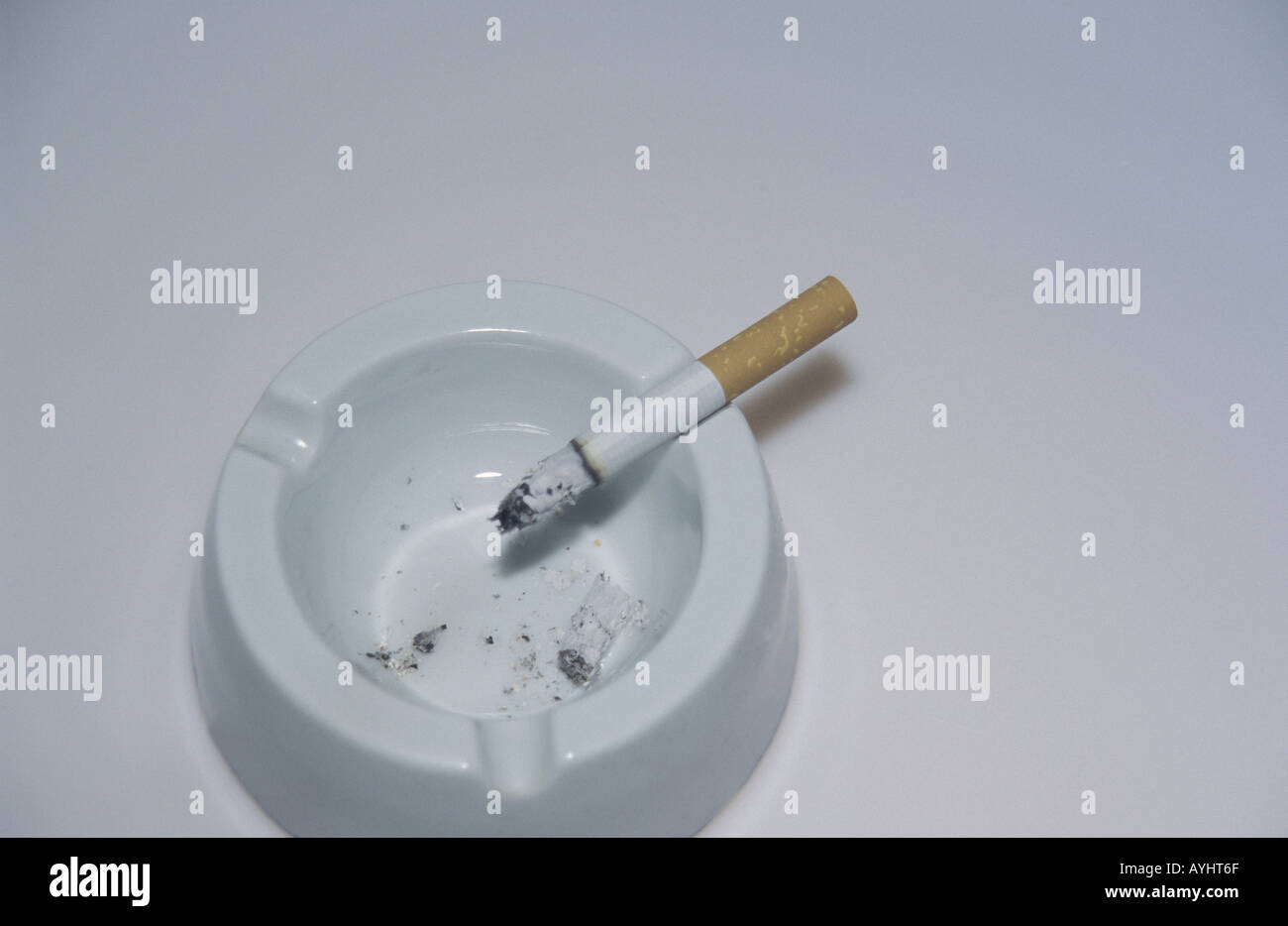 Zigarette und Aschenbecher Foto de stock