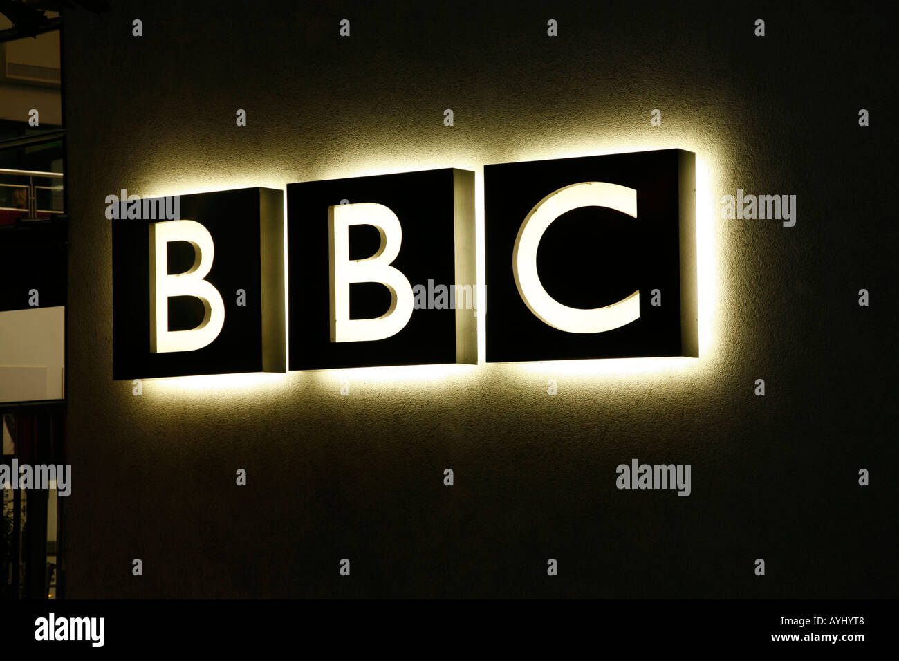 Logotipo de la BBC iluminado a la entrada de la BBC TV Leeds Studios Foto de stock