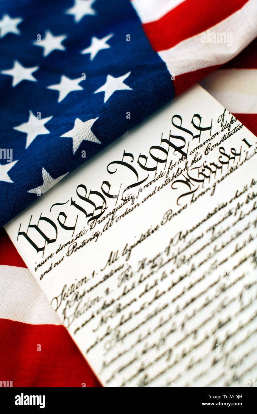 Bandera americana y constitución Foto de stock